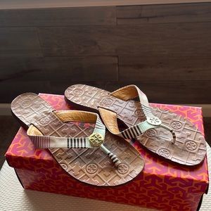 Tory Burch size 9 THORA (METAL LOGO) -FABRIC PRINTED CRESPI color FEZ A/GOLD